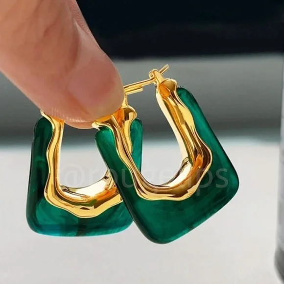 Gold Tone Earrings Green Faux Stone Fashion Jewelry - Picture 1 of 4